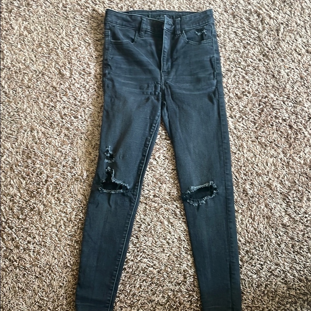 Sleek Black Skinny Jeans with Knee Distressing